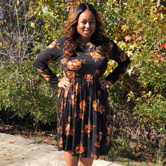Plus Size Long-Sleeved Floral Dress - Picture 3 of 4